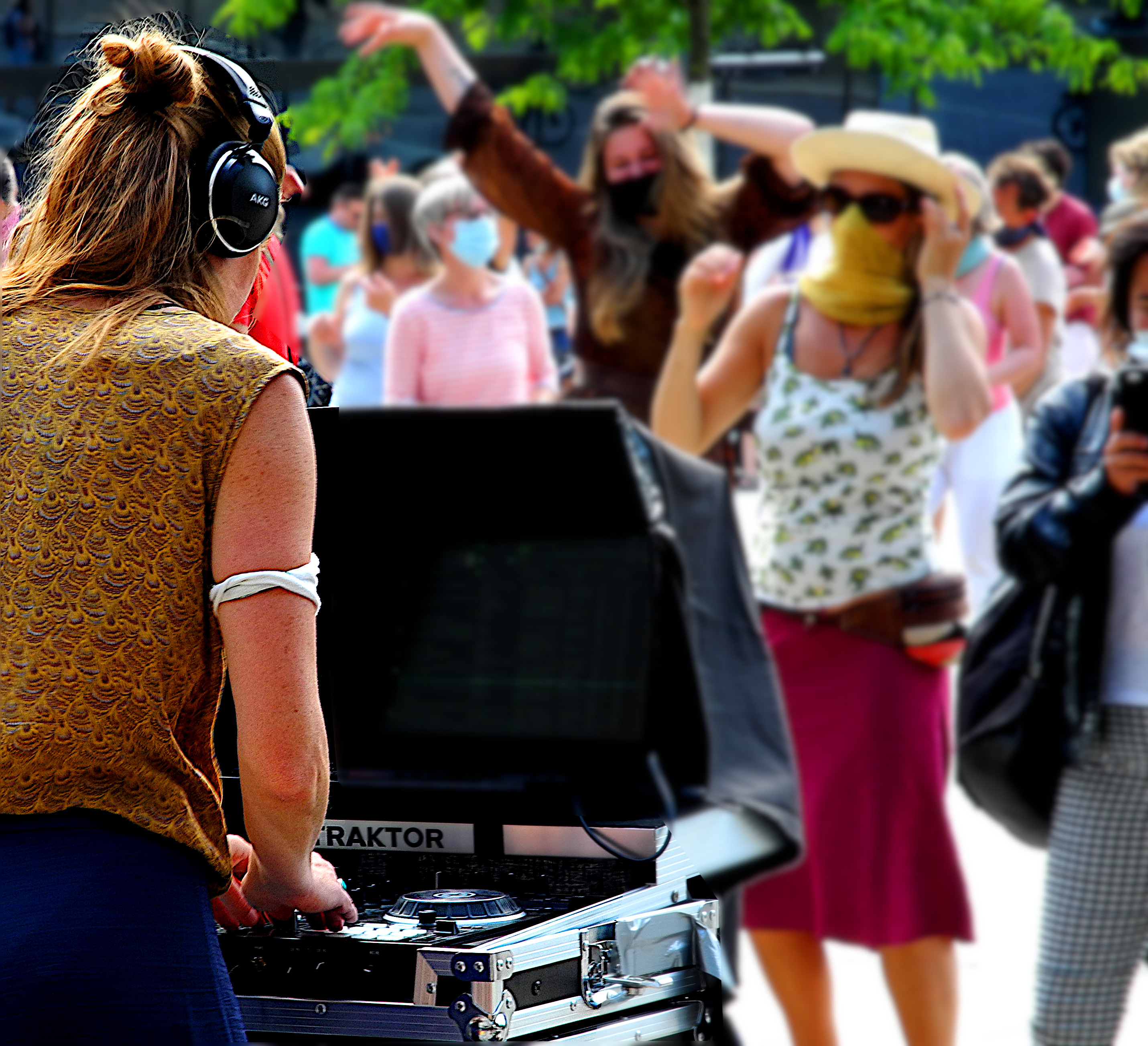 DJane Aniketa legt auf dem Platz der Alten Synagoge auf