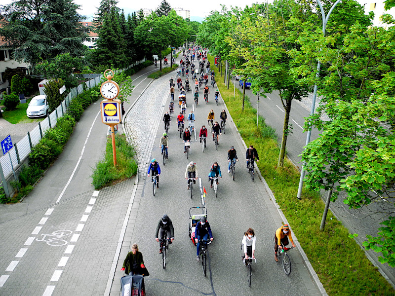 Radfahrende auf einer abgesperrten PKW Spur