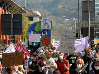 Menschen mit Demoschildern